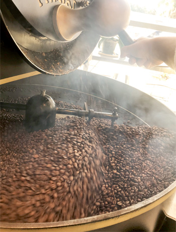 Llama Coffee Roasters tuesta los granos de café en City Bell