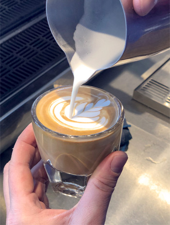Arte Latte en cada taza de Llama Coffee Roasters