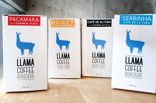 Cuatro variedades de café tostado en Llama Coffee Roasters. Pacamara, Honey, Café de Altura y Serrinha.